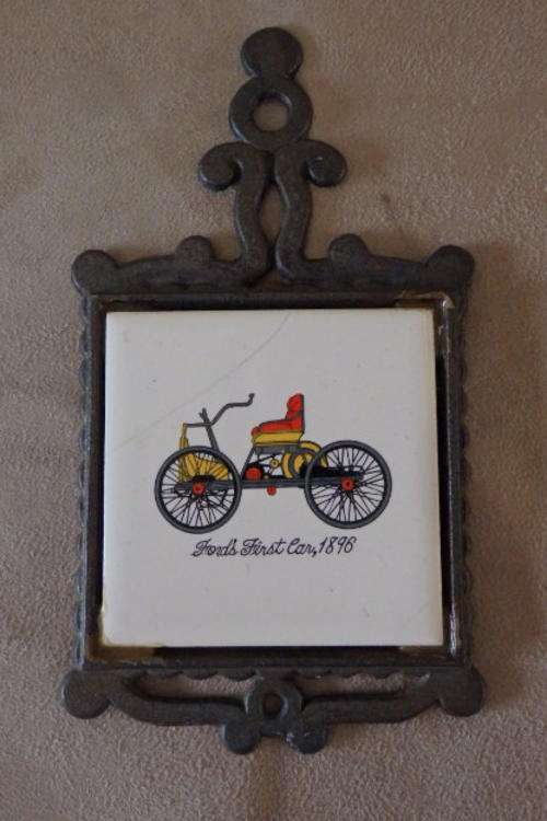 AN UNUSUAL VINTAGE JAPANESE MADE CAST IRON SPOON REST WITH A SQUARE CERAMIC TIDE