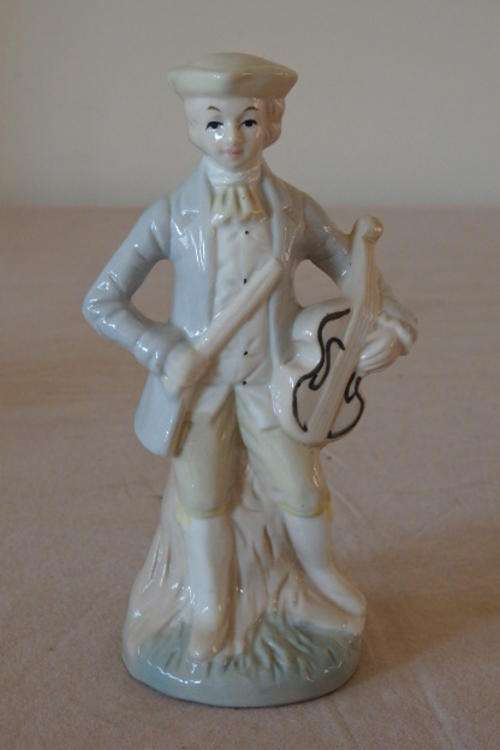 A FANTASTIC "COLONIAL" DRESSED PORCELAIN "GENTLEMAN" FIGURINE OF A VIOLINIST