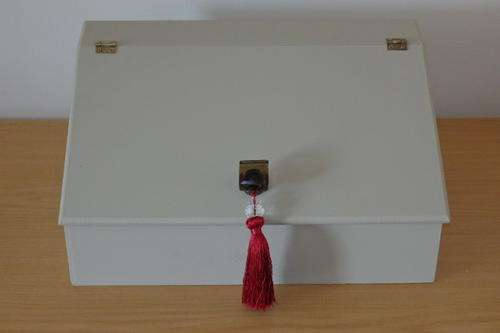 A BEAUTIFUL LARGE PAINTED LIDDED STORAGE BOX WITH A GORGEOUS GREEN GLASS HANDLE