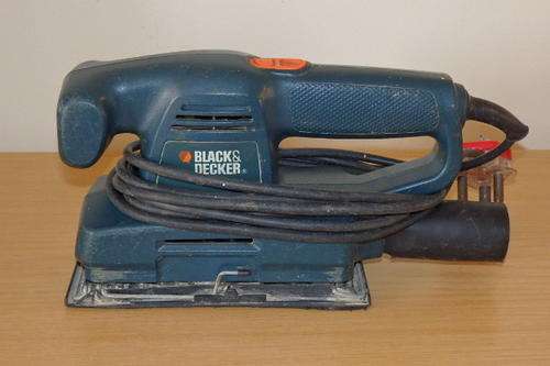 A FANTASTIC BLACK AND DEKKER MODEL # KA185, 135W ELECTRIC SANDER IN WORKING CONDITION