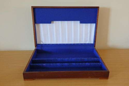 A STUNNING WOODEN 8 SETTING WOODEN CUTLERY CADDIE IN GREAT CONDITION