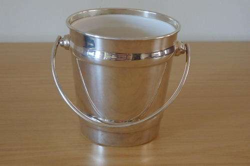 AN EXQUISITE SILVER PLATED ICE BUCKET WITH A SWIVEL HANDLE AND INSIDE LINING