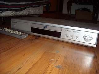 awesome samsung dvd player with remote!! R1 no reserve!!