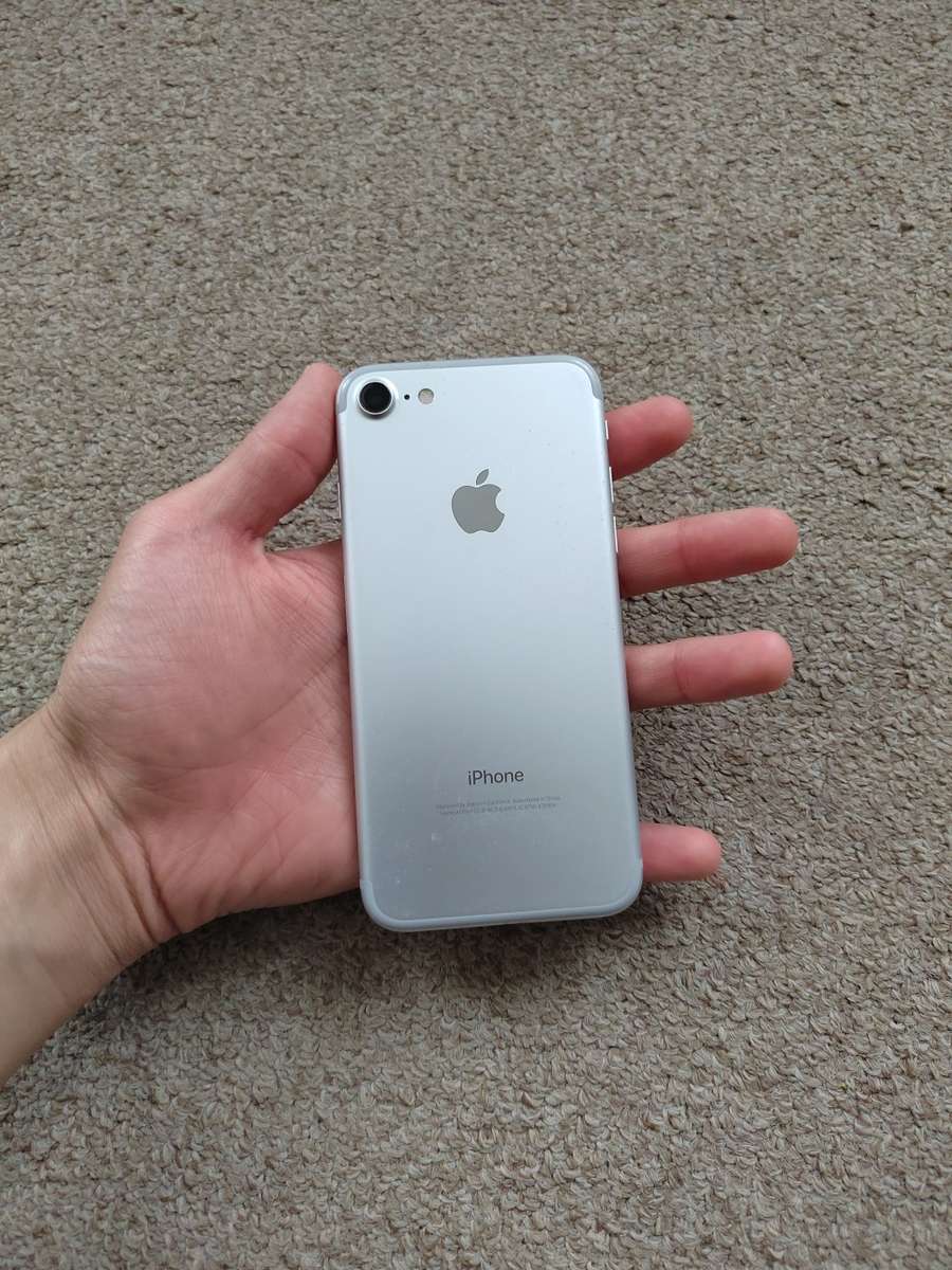 iPhone 7 128gb cracked screen WiFi only