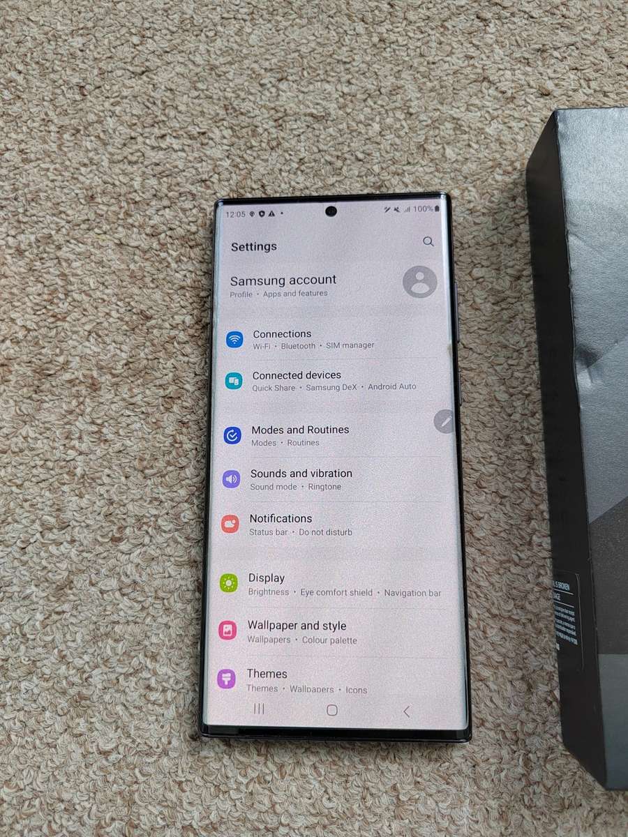 Samsung S22 Ultra 5G 256gb Dual SIM 12gb ram excellent condition with box and original s pen