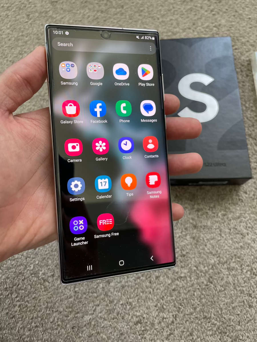 Samsung S22 Ultra 5G 256gb Dual SIM 12gb ram Immaculate condition with box and cover - white