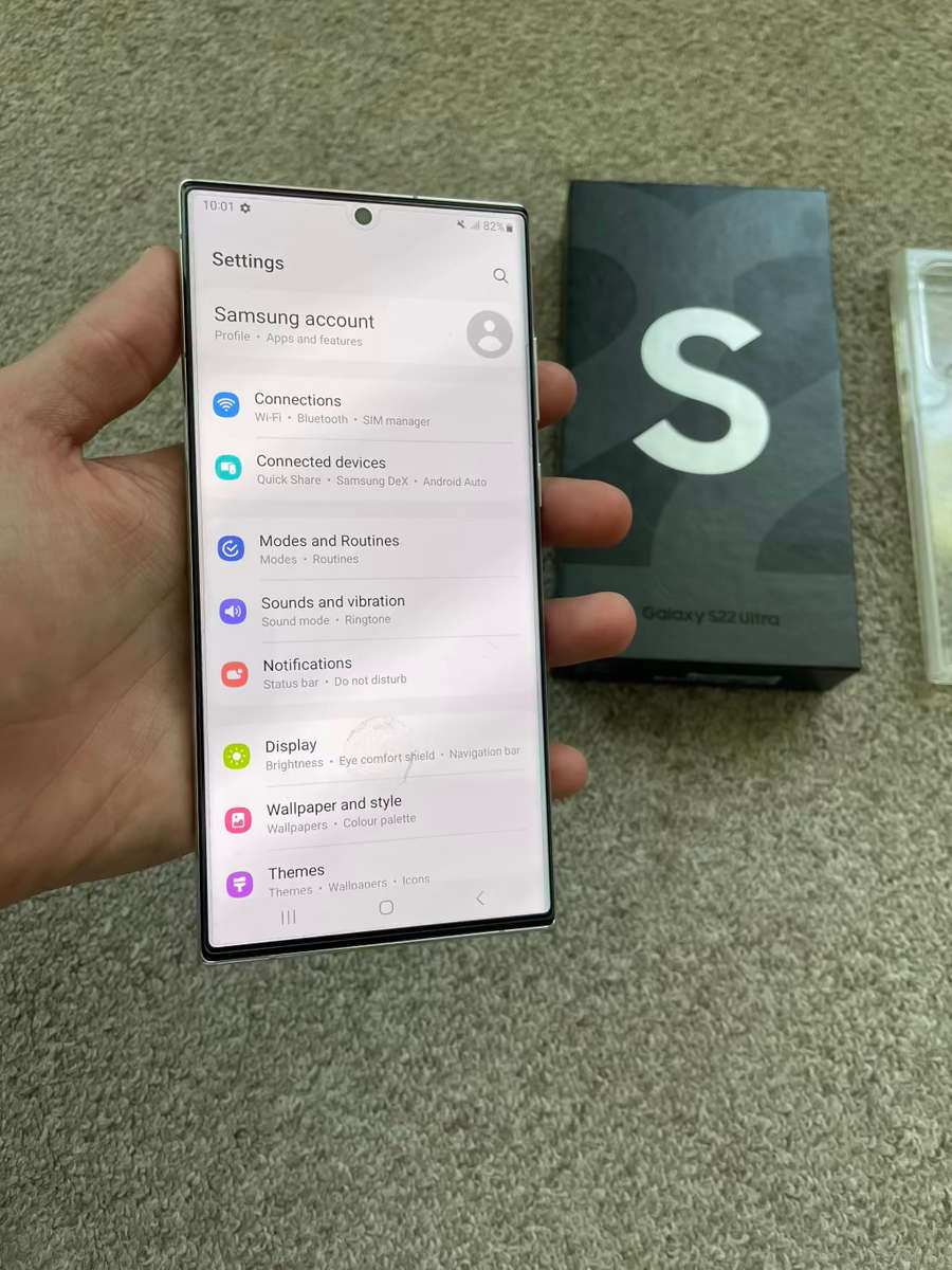 Samsung S22 Ultra 5G 256gb Dual SIM 12gb ram Immaculate condition with box and cover - white