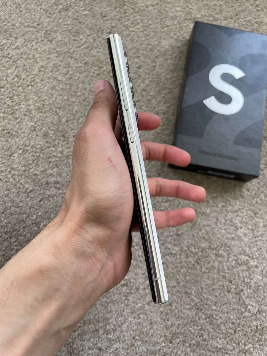 Samsung S22 Ultra 5G 256gb Dual SIM 12gb ram Immaculate condition with box and cover - white