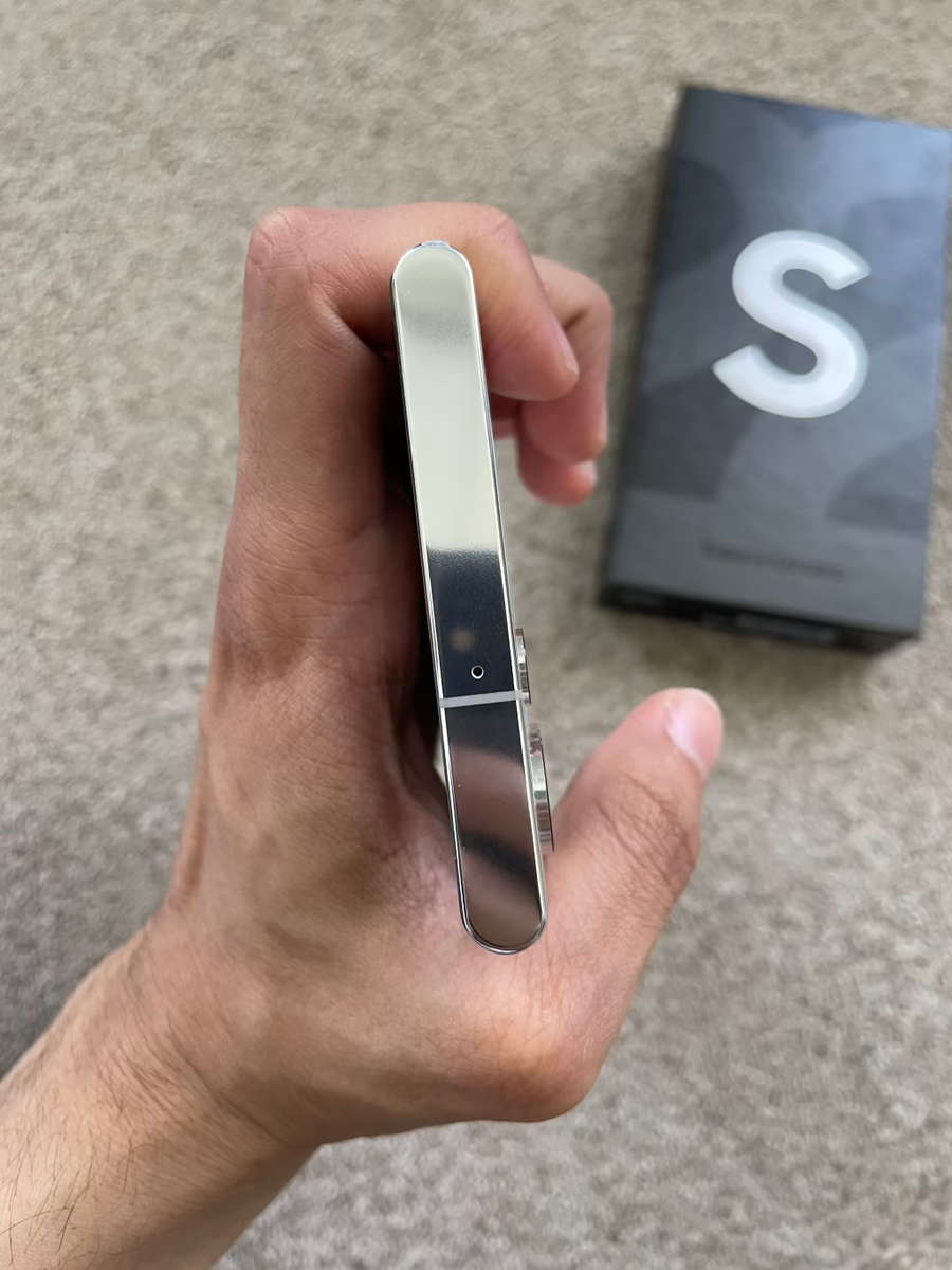 Samsung S22 Ultra 5G 256gb Dual SIM 12gb ram Immaculate condition with box and cover - white