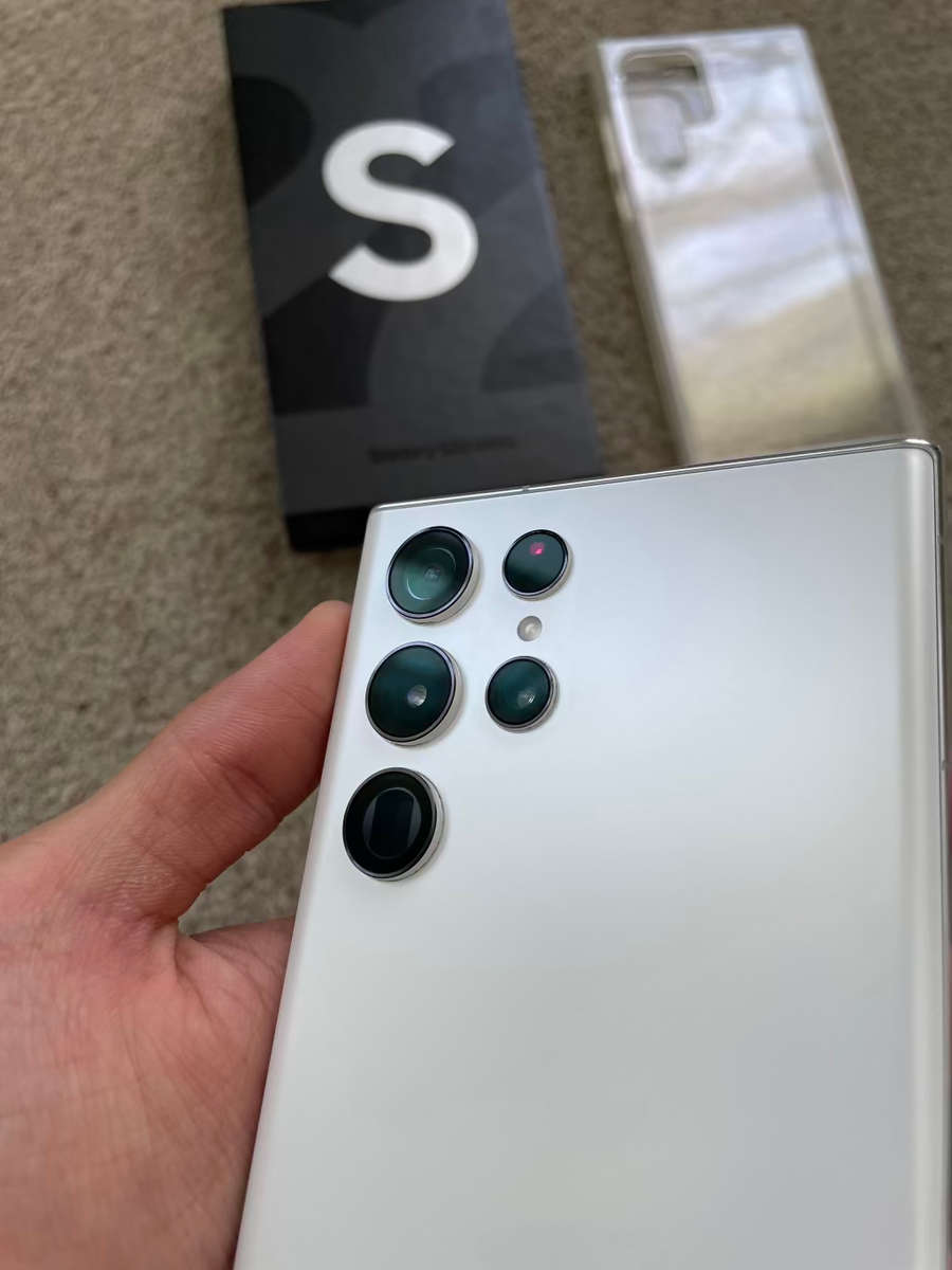 Samsung S22 Ultra 5G 256gb Dual SIM 12gb ram Immaculate condition with box and cover - white