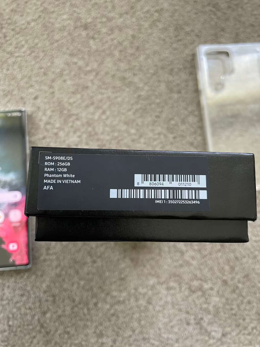 Samsung S22 Ultra 5G 256gb Dual SIM 12gb ram Immaculate condition with box and cover - white