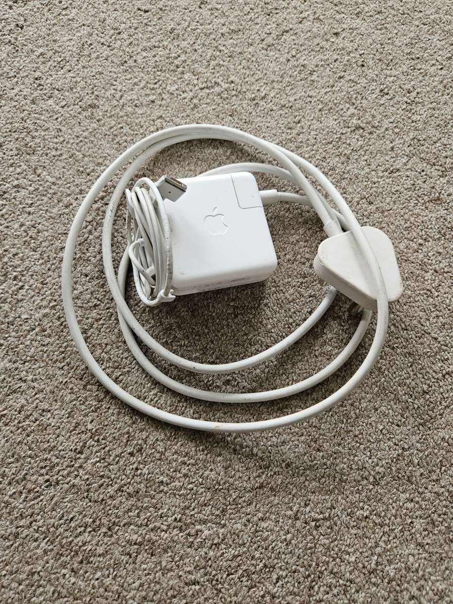 MacBook Pro 13 inch 2.5GHz core i5 8gb ram 128gb SSD 2012