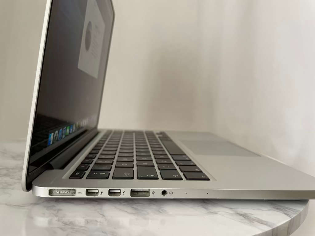 MacBook Pro 13 inch 2.5GHz core i5 8gb ram 128gb SSD 2012