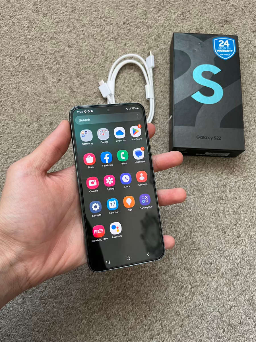 Samsung S22 5G 256gb Dual SIM Immaculate condition with box and cable - green