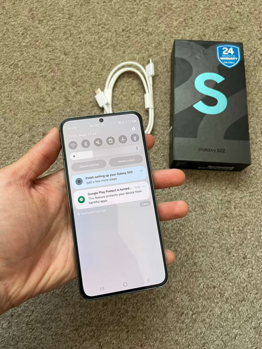 Samsung S22 5G 256gb Dual SIM Immaculate condition with box and cable - green