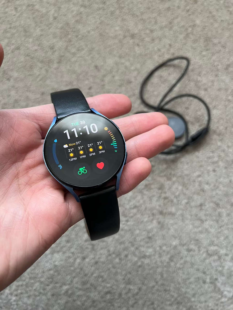 Samsung Galaxy Watch 5 44mm Good condition with charger