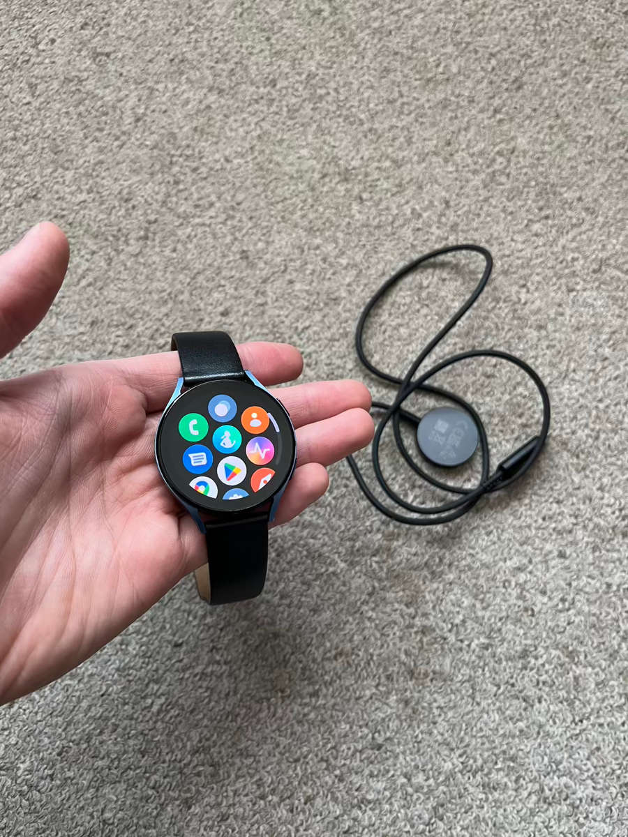 Samsung Galaxy Watch 5 44mm Good condition with charger