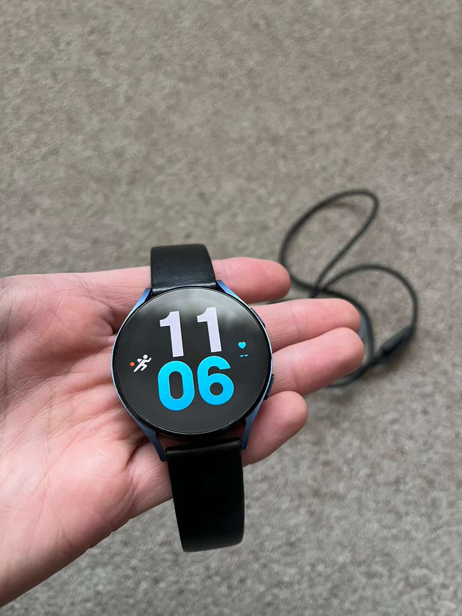 Samsung Galaxy Watch 5 44mm Good condition with charger