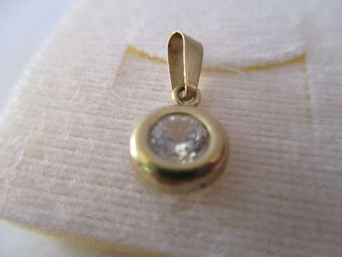 9 k Gold and Cz Pendant