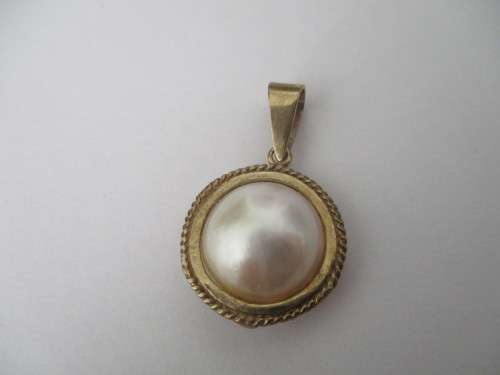 9ct Yellow Gold and Mabe`Pearl Pendant