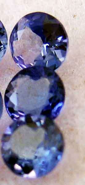 1 lot, 2 pieces of 3.30 mm round brilliant cut sapphires. t. w. 0.35 ct.