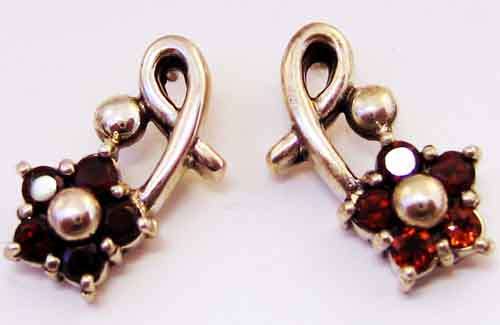 A PAIR OF STERLING SILVER AND GARNETS EARRINGS.
