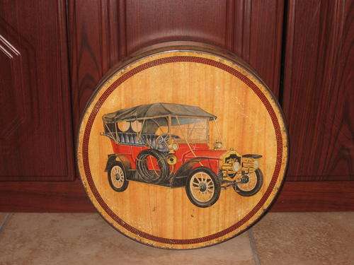 Beautiful antique cake tin with a picture of an antique car this is approx. 40 years old