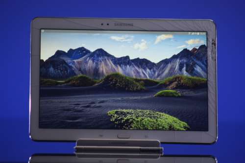 Samsung Galaxy Note 10` 3GB Ram Storage 32GB Colour White. The screen is cracked