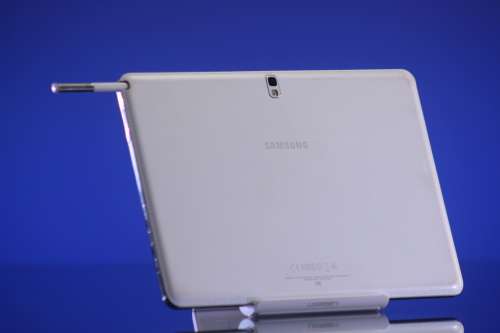 Samsung Galaxy Note 10` 3GB Ram Storage 32GB Colour White. The screen is cracked