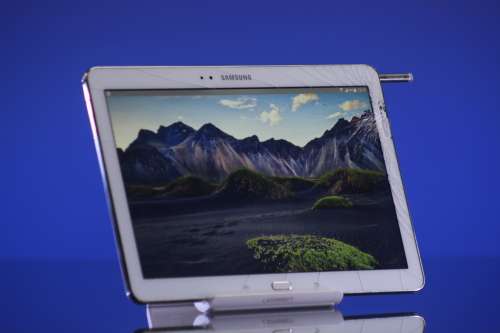 Samsung Galaxy Note 10` 3GB Ram Storage 32GB Colour White. The screen is cracked