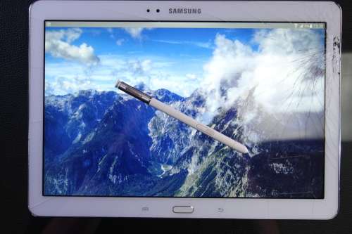 Samsung Galaxy Note 10` 3GB Ram Storage 32GB Colour White. The screen is cracked