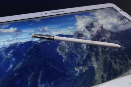 Samsung Galaxy Note 10` 3GB Ram Storage 32GB Colour White. The screen is cracked