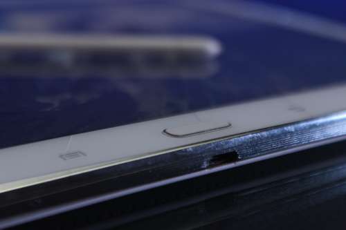 Samsung Galaxy Note 10` 3GB Ram Storage 32GB Colour White. The screen is cracked