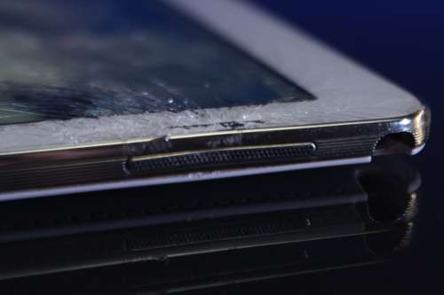 Samsung Galaxy Note 10` 3GB Ram Storage 32GB Colour White. The screen is cracked