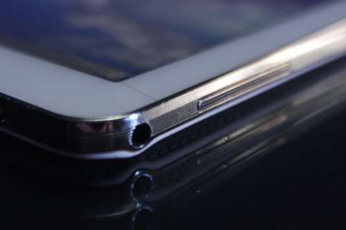 Samsung Galaxy Note 10` 3GB Ram Storage 32GB Colour White. The screen is cracked