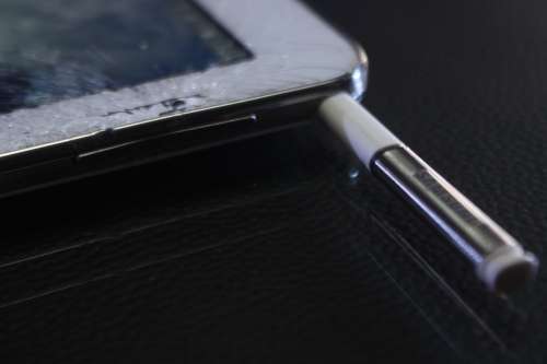 Samsung Galaxy Note 10` 3GB Ram Storage 32GB Colour White. The screen is cracked