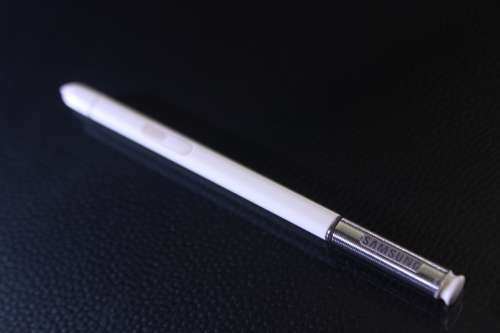 Samsung Galaxy Note 10` 3GB Ram Storage 32GB Colour White. The screen is cracked