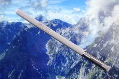 Samsung Galaxy Note 10` 3GB Ram Storage 32GB Colour White. The screen is cracked