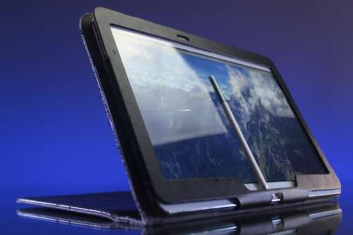 Samsung Galaxy Note 10` 3GB Ram Storage 32GB Colour White. The screen is cracked