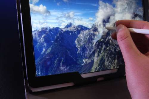 Samsung Galaxy Note 10` 3GB Ram Storage 32GB Colour White. The screen is cracked