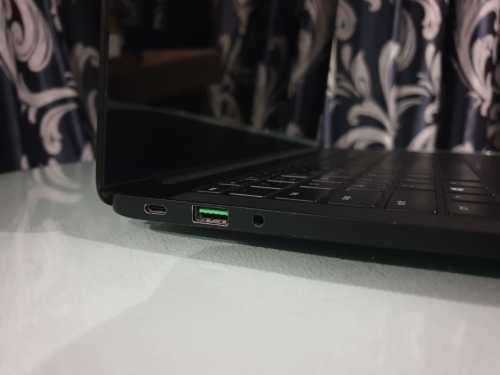 Razer Blade Stealth 13.3` Touchscreen i7-6500U 8GB Ram. The laptop doesn`t switch on