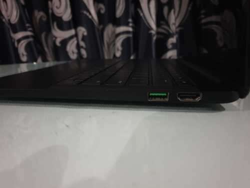 Razer Blade Stealth 13.3` Touchscreen i7-6500U 8GB Ram. The laptop doesn`t switch on