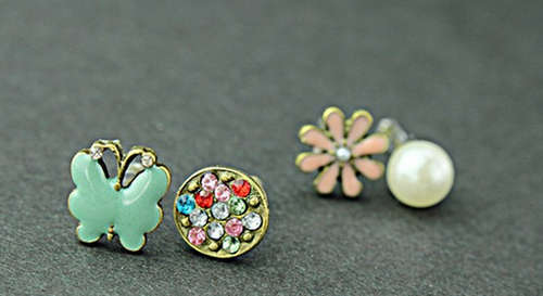 SALE: 4 Assorted types of earrings in one bid.