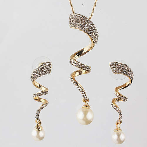 Yellow Gold Earring and Necklace Set.