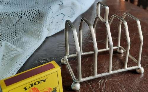 Cute little vintage EPNS silver plate toast rack - Made in England