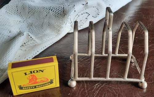 Cute little vintage EPNS silver plate toast rack - Made in England