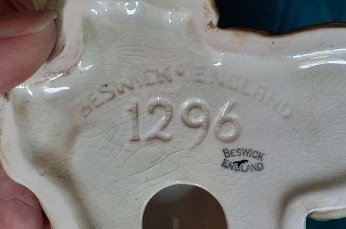 Superb Beswick England Cuddling Kittens, figurine #1296