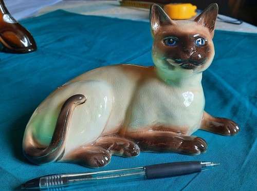 Stunning Beswick England Siamese cat figurine lying down #1559