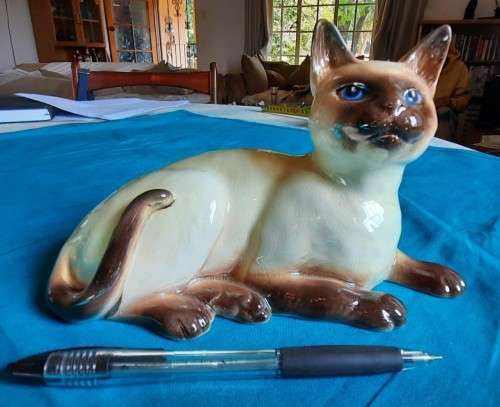 Stunning Beswick England Siamese cat figurine lying down #1559