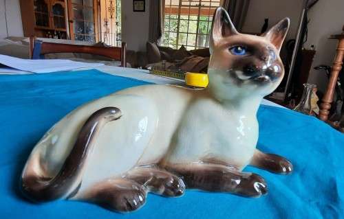 Stunning Beswick England Siamese cat figurine lying down #1559